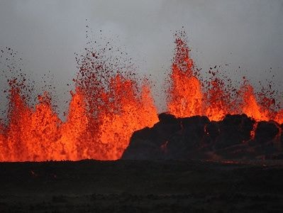 Sông dung nham nóng như Mặt Trời chảy từ Canada sang Nga