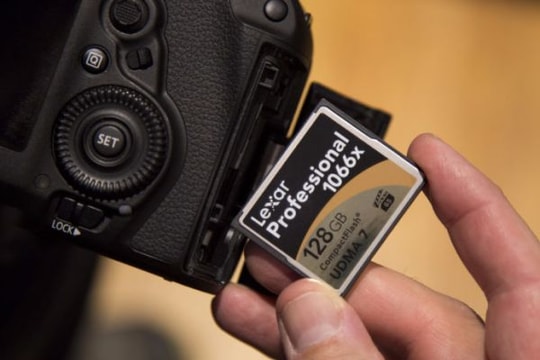 Vì sao không nên xóa ảnh trong thẻ nhớ từ máy ảnh?