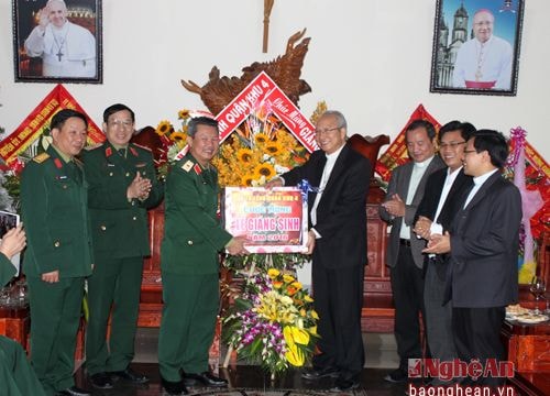 Bộ Tư lệnh Quân khu 4 chúc mừng Giáng sinh tại Giáo phận Vinh