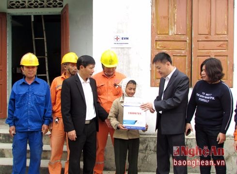 Điện lực Tân Kỳ hỗ trợ 60 triệu đồng cho hộ nghèo