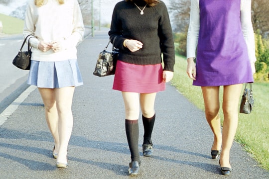 Khuyến cáo công chức không xăm hình, mặc váy ngắn