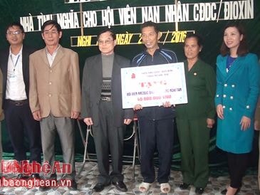 Hội nạn nhân chất độc da cam/dioxin Cửa Lò trao nhà tình nghĩa cho hội viên