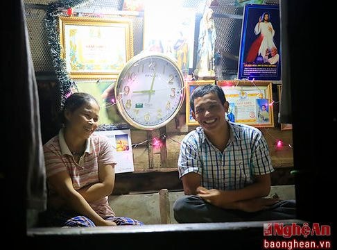 Ấm áp Noel nơi xóm chài nghèo ven chân cầu Cửa Tiền