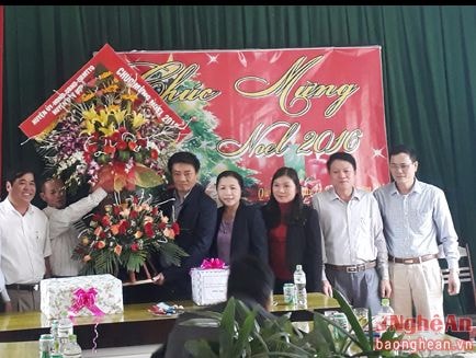 Lãnh đạo huyện Qùy Hợp chúc mừng bà con vùng giáo nhân dịp Noel