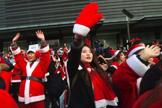 'Ông già Noel' biểu tình đòi Tổng thống Hàn Quốc từ chức