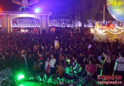 Hàng nghìn người đổ về các nhà thờ ở Vinh trong đêm Noel