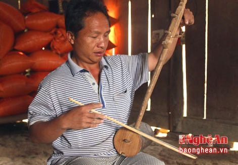 Ông lão mù người Mông tự chế tạo đàn, chơi nhạc