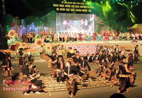Khai mạc Ngày hội Hoa hướng dương và Đêm hội sắc Xuân miền Tây