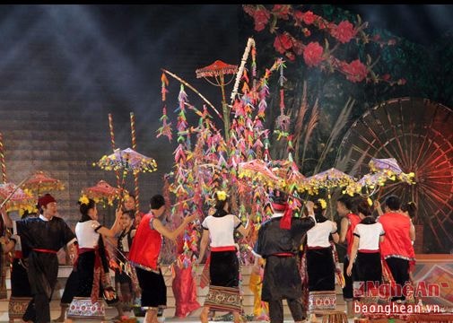 Những khoảnh khắc ấn tượng trong đêm hội Sắc xuân miền Tây.