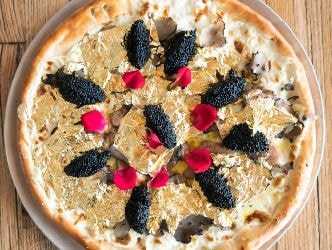 Pizza dát vàng giá 2.000 USD cho giới nhà giàu
