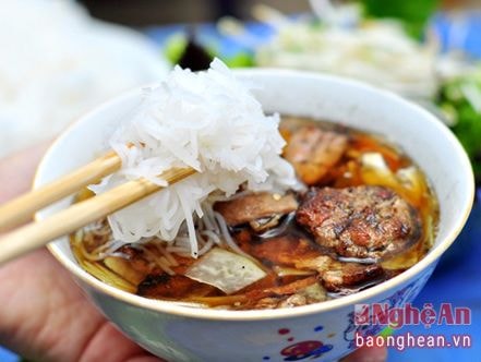 Về Phủ Quỳ thưởng thức bún chả nướng Ngọc Minh