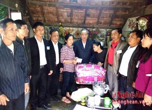 Trao chăn ấm cho gia đình có 4 con bị khuyết tật