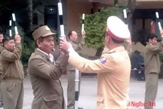 Công an TP Vinh hướng dẫn điều khiển giao thông cho lực lượng không chuyên