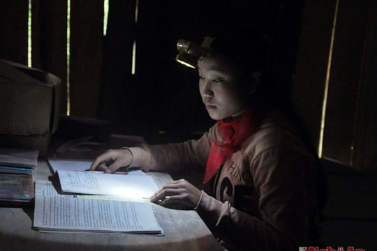 Tìm ánh sáng ở vùng đất 'tối tăm'