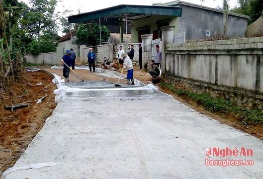 Bà con giáo dân Nghi Văn tự nguyện hiến đất làm giao thông nông thôn