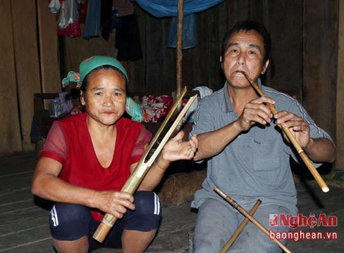 Vợ chồng người Khơ mú thổi sáo bằng mũi