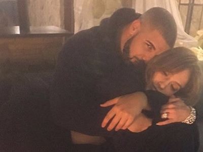 Jennifer Lopez âu yếm tình cũ của Rihanna trong phòng ngủ