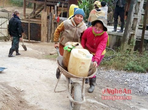 Dân bản vùng biên vận chuyển từng can nước để làm đường bê tông