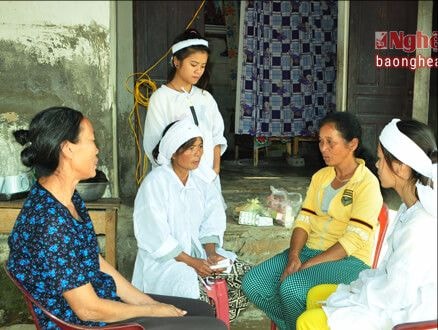 Gia cảnh khó khăn của hai chị em sinh đôi mồ côi bố