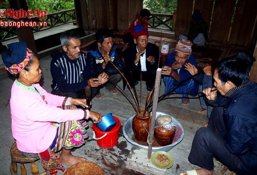 Đồng bào Khơ mú làm rượu cần đón Tết Gơ rơ