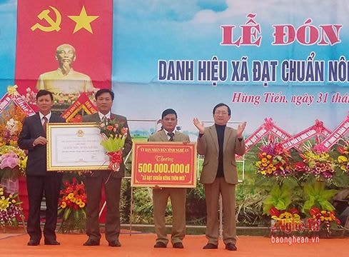 Xã Hùng Tiến (Nam Đàn) đón bằng công nhận xã đạt chuẩn Nông thôn mới