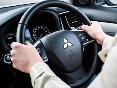 Cách cầm vô lăng ô tô an toàn nhất