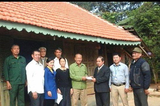 Nghĩa Đàn: Trao tiền hỗ trợ sửa nhà cho hộ nghèo