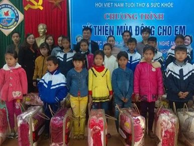 Trao 30 chiếc chăn ấm và 4 xe đạp cho học sinh nghèo Tân Kỳ
