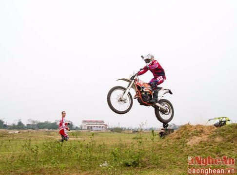 Những cú 'bay' ngoạn mục dân chơi mô tô địa hình xứ Nghệ
