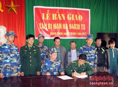 Lai dắt thành công tàu cá, bàn giao 7 ngư dân gặp nạn trên biển