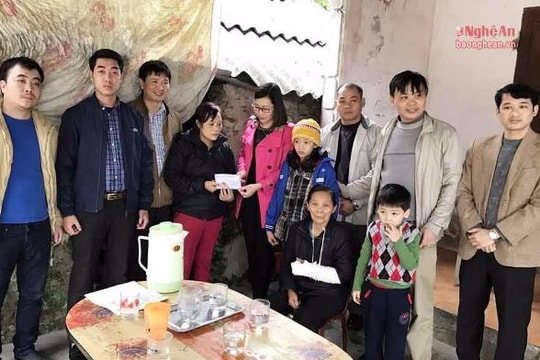 Nhóm thiện nguyện Niềm tin trao số tiền 50 triệu đồng cho cháu bé cần được thay thận