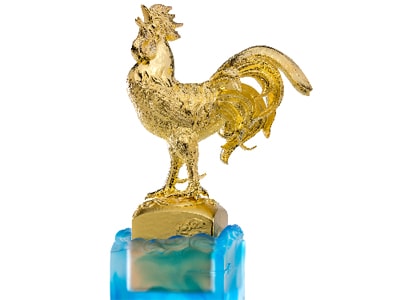 Gà vàng gắn kim cương giá 630 triệu đồng làm quà Tết