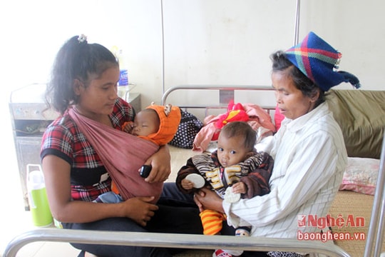 Y bác sỹ, công an góp tiền hỗ trợ cặp song sinh nghèo nằm viện