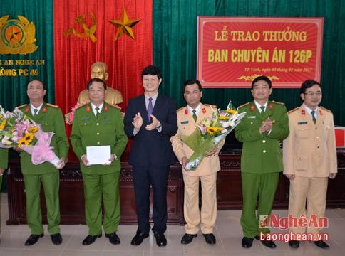 Nghệ An thưởng nóng vụ bắt 5 tạ pháo ngụy trang trong xe ô tô