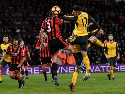 Giroud giúp Arsenal giành lại 1 điểm trong phút bù giờ