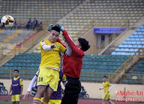 Chấn thương, Nguyên Mạnh phải nhường chỗ cho thủ môn đội U17 SLNA