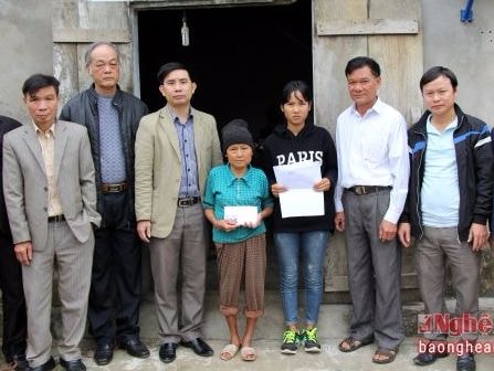 Trao hơn 10 triệu đồng ủng hộ người mẹ đơn thân suy thận