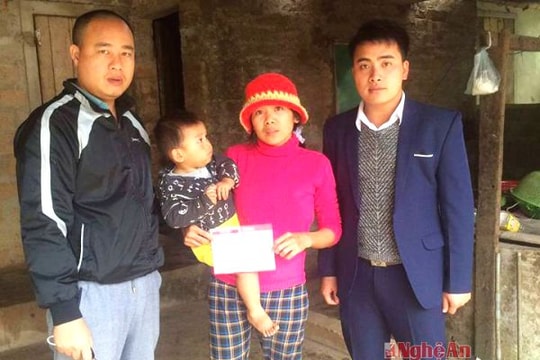 Thanh Chương: trao sổ tiết kiệm cho gia đình khó khăn