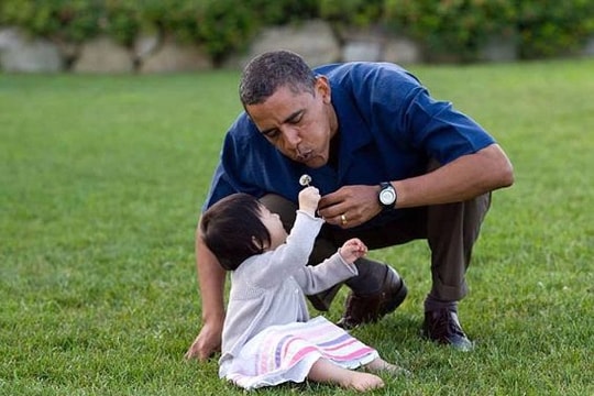 Những khoảng khắc đáng yêu của Tổng thống Obama với trẻ em