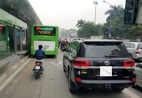 Lấn đường xe buýt bị phạt 1,2 triệu đồng và tước giấy phép lái xe 2 tháng