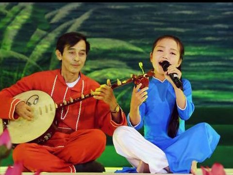 Cô bé quê lúa hát hay, học giỏi