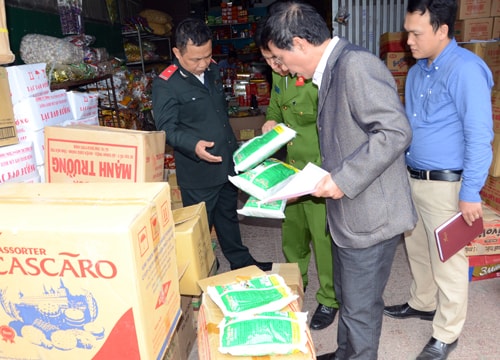 Cơ sở kinh doanh bánh kẹo lớn ở Chợ Vinh bán hàng quá hạn sử dụng hơn 3 tháng