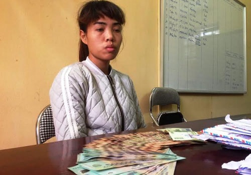 Thiếu phụ lẻn vào phòng tân hôn trộm tiền mừng cưới