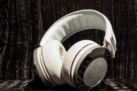 Tai nghe nạm kim cương giá trên 2 tỷ đồng