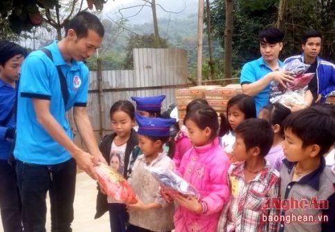 Trao hơn 400 áo ấm cho học sinh vùng lòng hồ thủy điện bản Vẽ