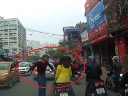 Bị bạt tai vì không đội mũ bảo hiểm, tạt đầu ô tô