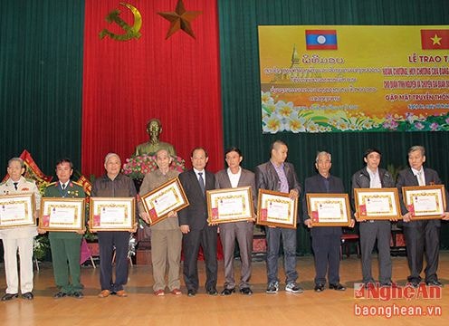Trao tặng Huân, Huy chương cho quân tình nguyện và chuyên gia quân sự tại Lào