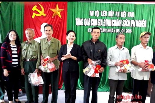 Phó Chủ tịch Hội LHPN Việt Nam trao 45 suất quà Tết tại huyện Quỳ Hợp