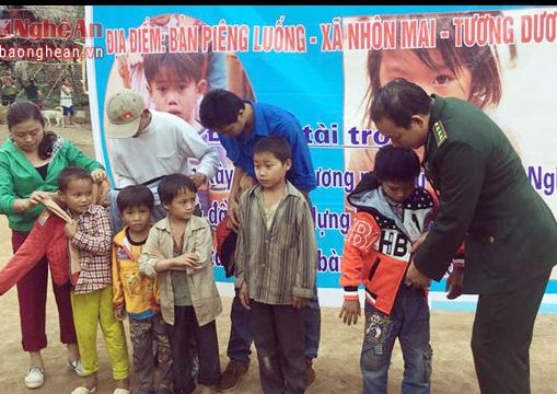 Hơn 600 suất quà đến với bà con Khơ mú bản Piêng Luống