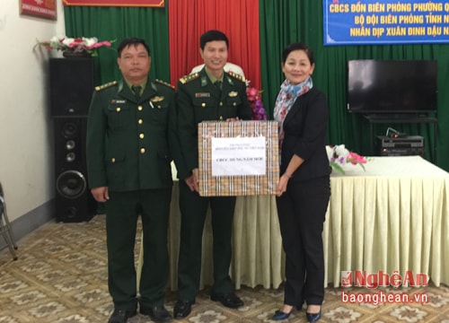 Hội LHPN Việt Nam tặng quà Đồn Biên phòng Quỳnh Phương